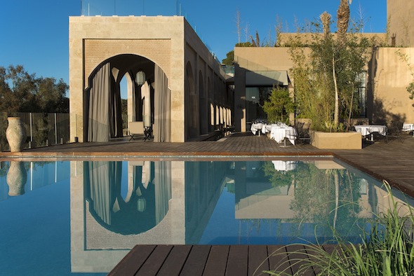 Hotel Sahrai Fès Maroc vue extérieure terrasse et piscine by komingup