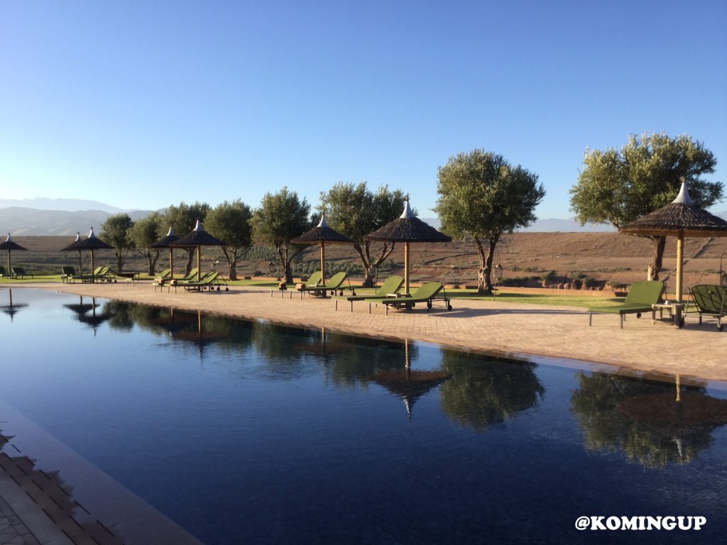 Le Palais Paysan Marrakech boutique hotel de luxe au pied des montagnes de l'Atlas à l'aube sur la piscine