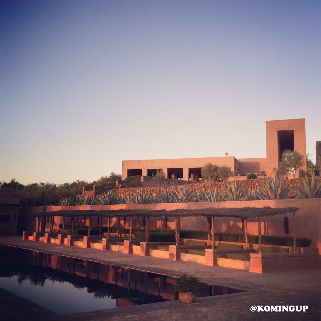 Le Palais Paysan Marrakech boutique hotel de luxe au pied des montagnes de l'Atlas coucher du soleil sur la piscine
