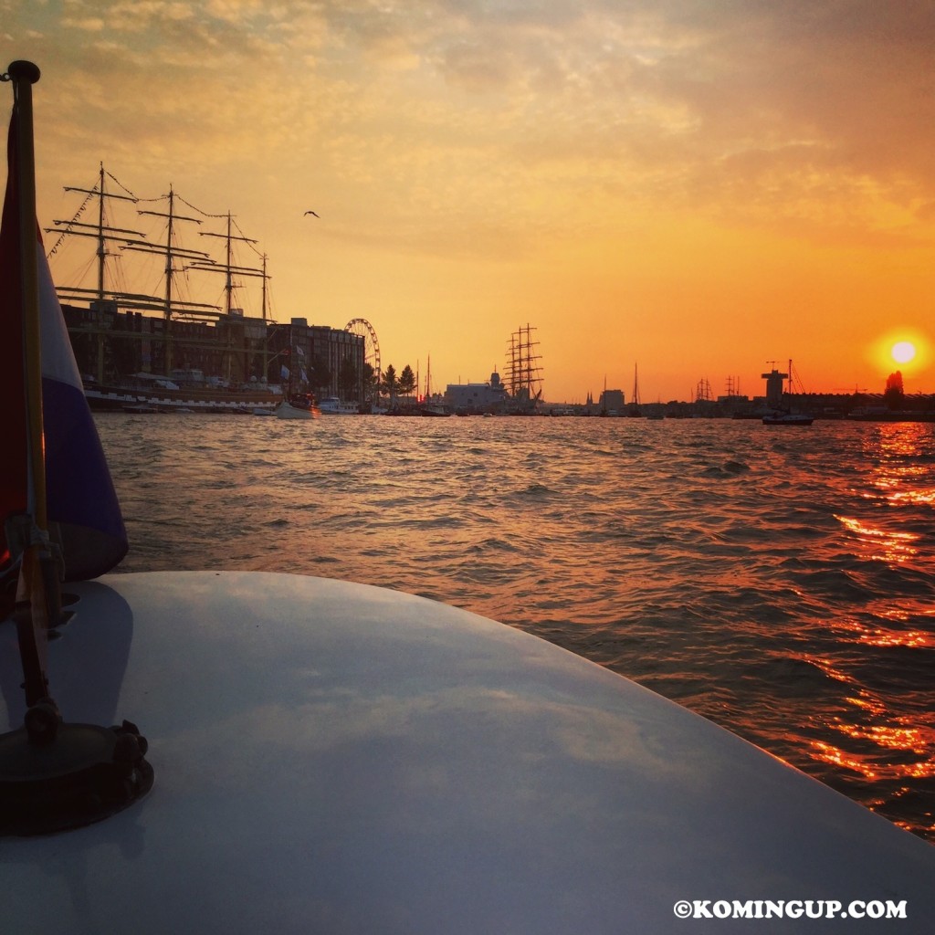 Une parisienne a Amsterdam coucher de soleil