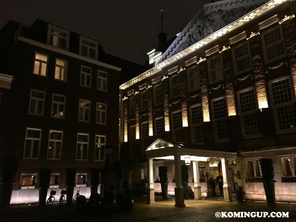 Une parisienne a Amsterdam the grand facade la nuit