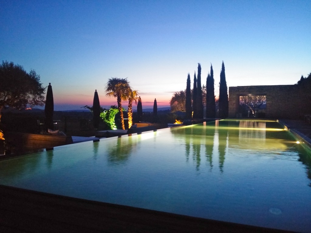 Domaine des Andeols Maisons d'hôtes de luxe Luberon piscine principale le soir