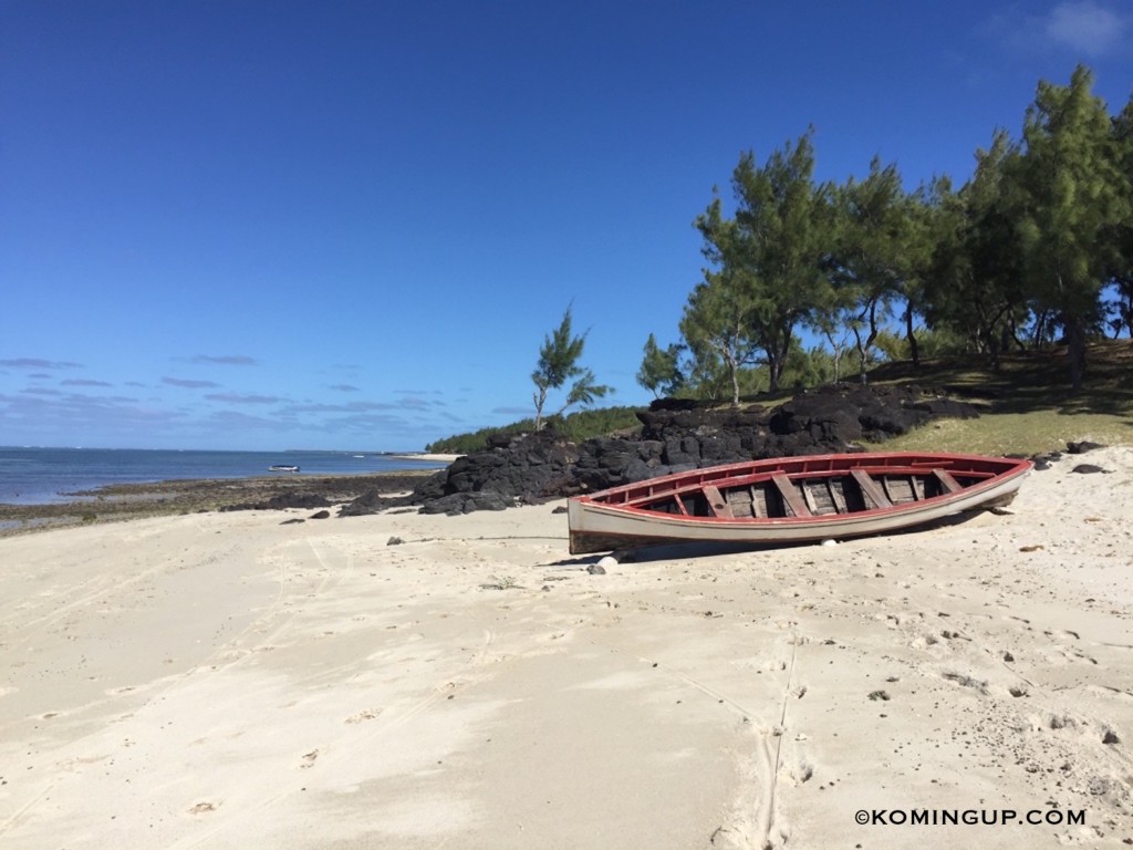 Ile rodrigues ocean indien barque sur la plage