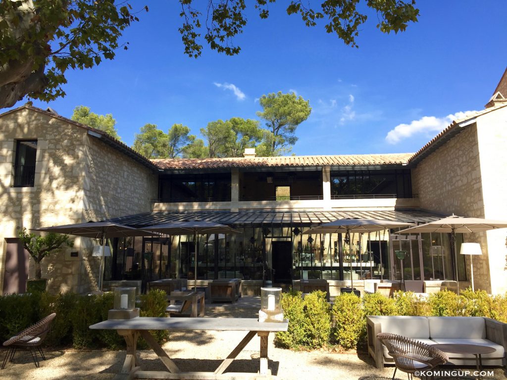 le-domaine-de-manville-hotel-cinq-etoiles-les-baux-de-provence-bar-terrasse-exterieure