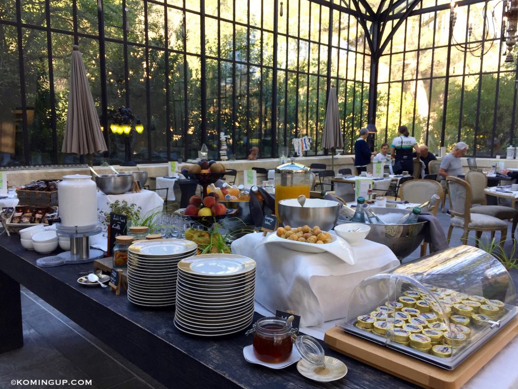 le-domaine-de-manville-hotel-cinq-etoiles-les-baux-de-provence-buffet-petit-dejeuner