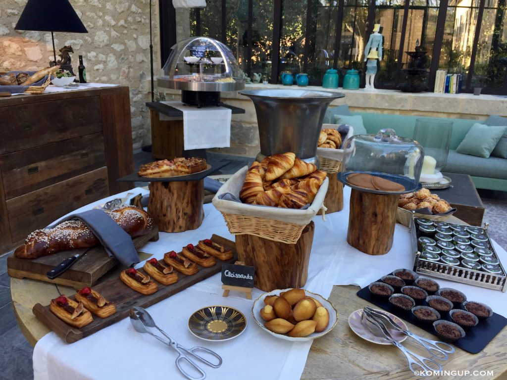 le-domaine-de-manville-hotel-cinq-etoiles-les-baux-de-provence-croissants-maison