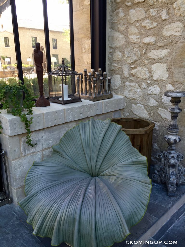 le-domaine-de-manville-hotel-cinq-etoiles-les-baux-de-provence-fauteuil-design