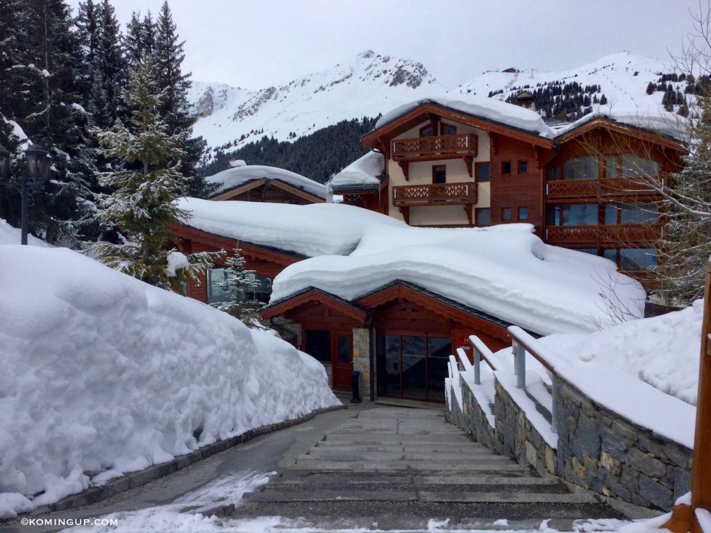 les-sherpas-hotel-4-de-charme-courchevel-1850-entree