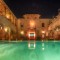 hotel-caravan-serai-palmeraie-de-marrakech-espace-commun-piscine-soir-by-komingup