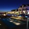 farol-design-hotel-cascais-portugal-piscine-le-soir-by-komingup